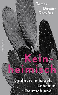 Das Bild zeigt ein in schwarz-weiß gehaltenes Buchcover. Im Hintergrund ist eine Pflanze zu sehen. Der Titel "Keinheimisch" steht rechts unten in pinker Schrift.