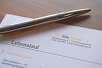 Ein Lebenslauf mit einem Kugelschreiber darauf, bereit für eine Bewerbung.