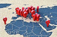 Eine Karte von Europa und angrenzenden Regionen mit zahlreichen roten Markierungen, die auf bestimmte Orte hinweisen. Die Karte ist in blauen und beigen Farben gehalten, und die Markierungen symbolisieren wichtige Standorte oder Aktivitäten
