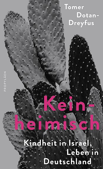 Das Bild zeigt ein in schwarz-weiß gehaltenes Buchcover. Im Hintergrund ist eine Pflanze zu sehen. Der Titel "Keinheimisch" steht rechts unten in pinker Schrift.