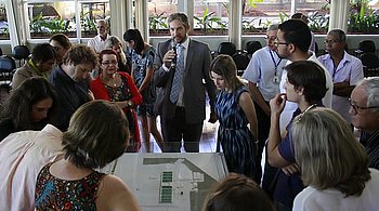 Fachkraft Tobias Kühner bei einem Vortrag zum Thema "Energieeffizienz" während seines GIZ-Einsatzes in Brasilien.