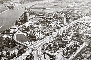 Luftaufnahme Bonner Regierungsviertel 1974 in schwarzweiss. Fotograf des Originals zum Zeitpunkt der Reproduktion unbekannt. Bau und Fertigstellung des WCCB durch ZŸblin. Auftrag durch Herrn Dipl.-Ing. Rolf Honecker