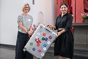 Alabali Radovan wünscht einer ausreisenden Fachkraft eine gute Reise und viel Erfolg.
