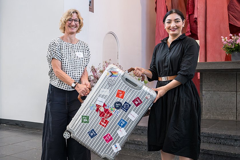 Bundesministerin Alabali Radovan mit einer ausreisenden Fachkraft.