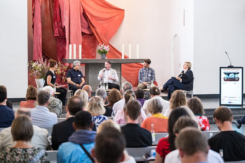 Gesprächsrunde mit der Präsidentin von Brot für die Welt, Dr. Dagmar Pruin, den Rückkehrern Benjamin Splitt u. Axel Grafmanns aus dem Irak sowie mit Professor Kizilhan, Vertreter der Partnerorganisation "Institute Psychotherapy and Psychotraumatology" der Universität Dohuk