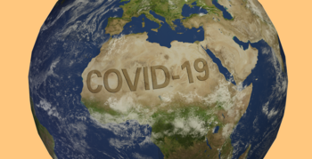 Eine Weltkugel vor gelben Hintergrund mit der Aufschrift: Covid 19