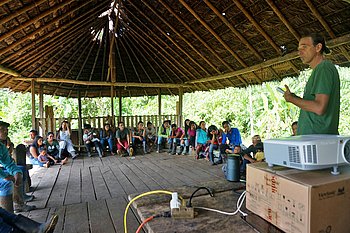 Christian Cray während eines Vortrags in Llanchamachocha, Ecuador