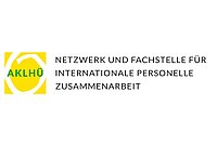Logo des Netzwerks und der Fachstelle für internationale personelle Zusammenarbeit mit Text.