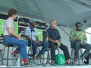 Rob Spillman, Mohammed Naseehu, Breyten Breytenbach und Binyavanga Wainaina während des Infopanels “Africa in the Age of Obama”, Brooklyn Book Festival 2009.